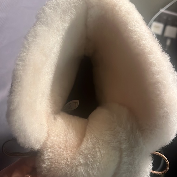 ⭐️ UGG Heeled Fur Lined Boots - Picture 5 of 5
